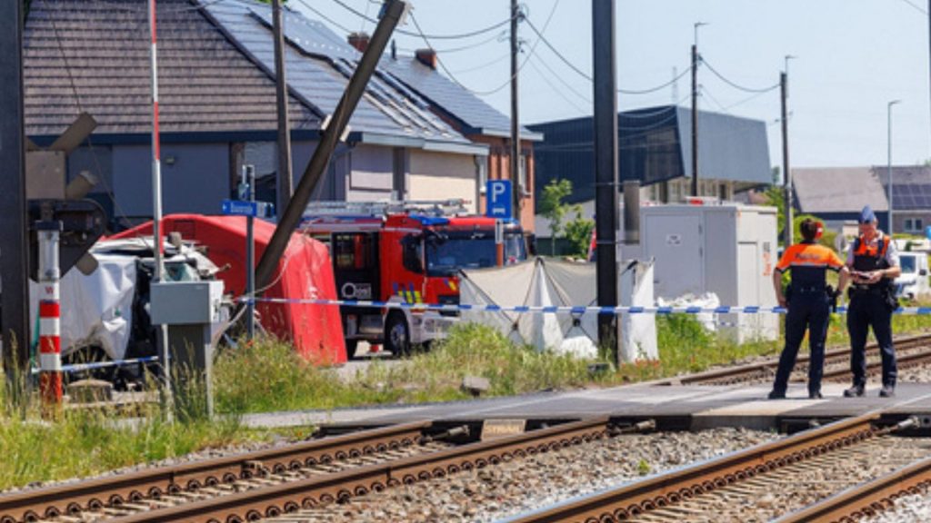 VIDEO: Tragedia en Bélgica: Al menos cuatro muertos tras choque de tren y un minibús escolar