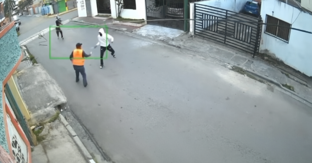 Alarmante incidente de individuos contra motorista se vuelve viral en redes