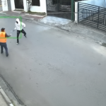 Alarmante incidente de individuos contra motorista se vuelve viral en redes