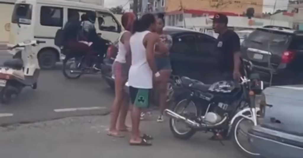 Altercado entre dos hombres paraliza el tránsito en zona urbana