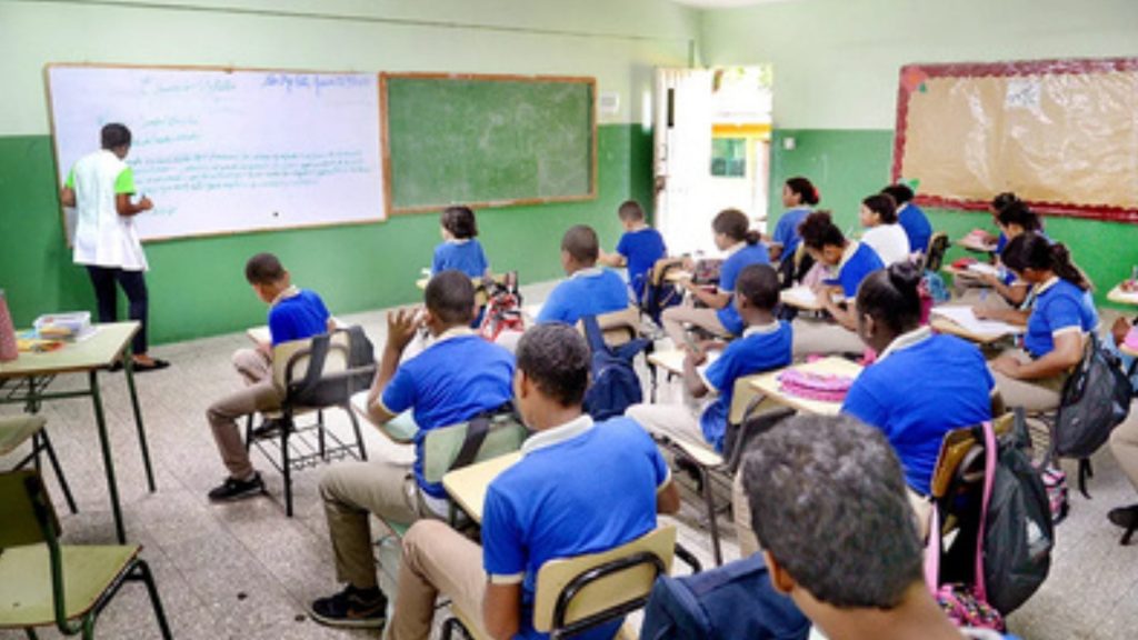 Maestros dicen estar dispuestos a retomar el horario extendido en Moca si atienden sus necesidades