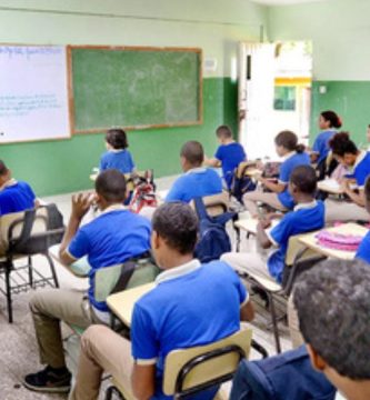 Maestros dicen estar dispuestos a retomar el horario extendido en Moca si atienden sus necesidades
