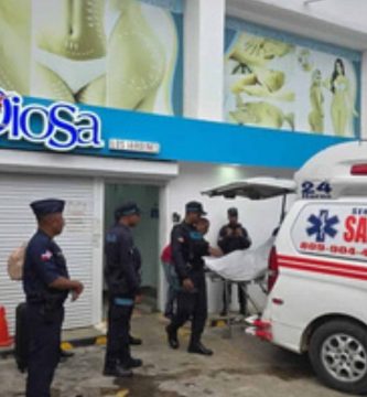 Parientes de mujer que murió tras liposucción aún esperan resultados forenses