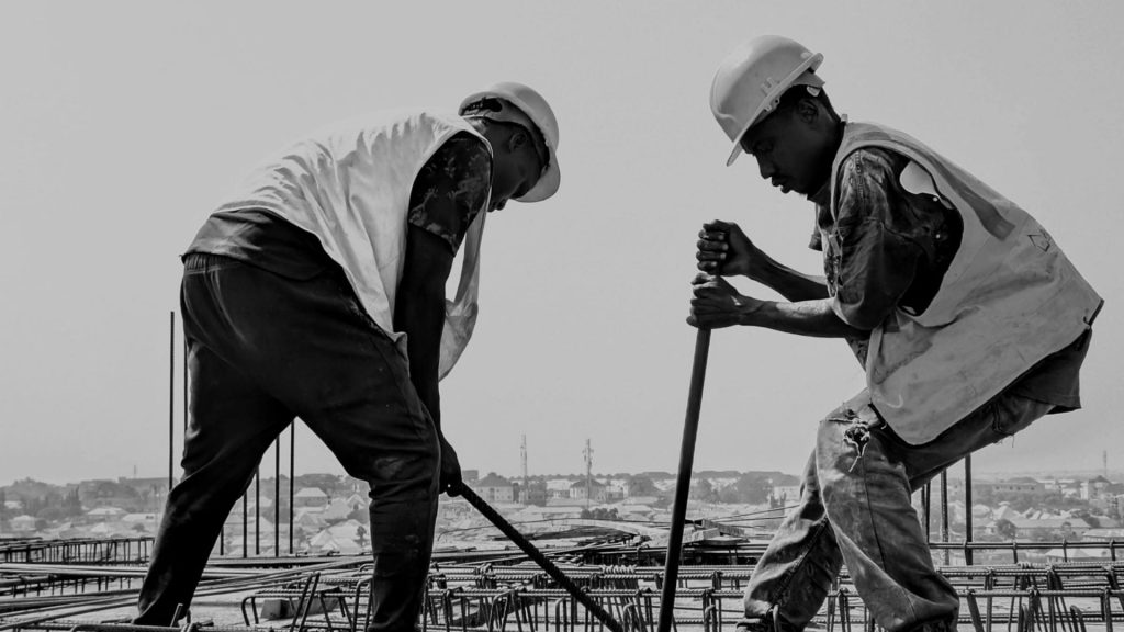 Obrero muere aplastado por máquina perforadora en una construcción en Santiago