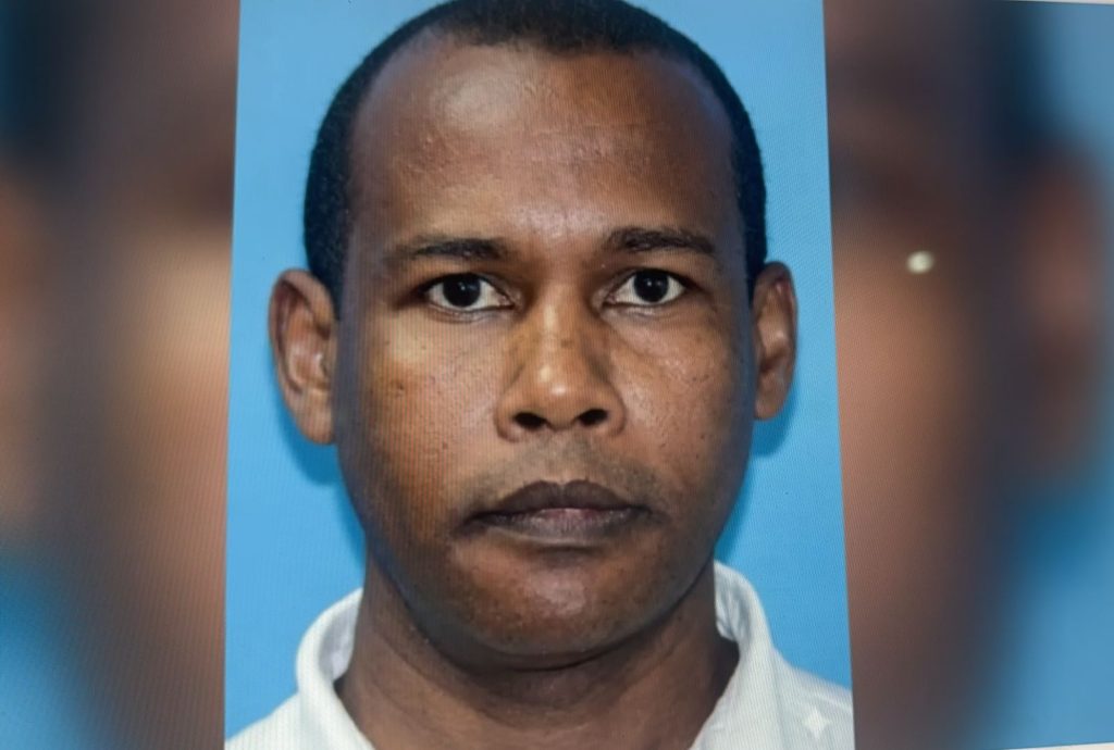 VIDEO: Hallan muerto a hombre de 54 años en el interior de una finca en Azua