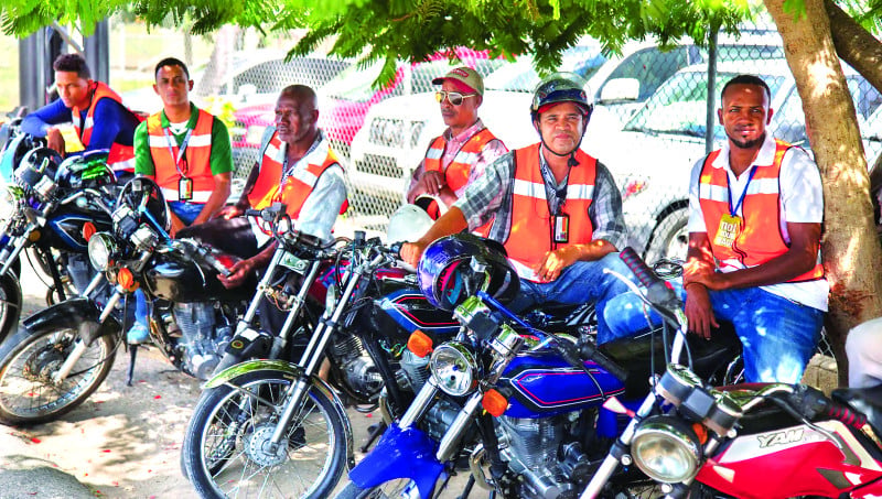 El dilema tras la intención de las autoridades de eliminar paradas ilegales de motoconchos