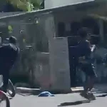 Jóvenes se enfrentan frente a liceo en Friusa