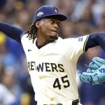 Abner Uribe pide disculpas tras “perreo” en victoria de Milwaukee