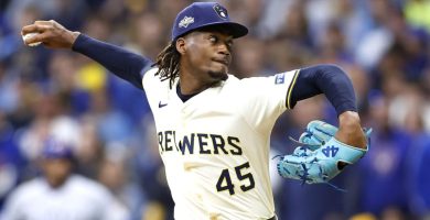 Abner Uribe pide disculpas tras “perreo” en victoria de Milwaukee