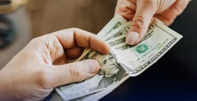 Dólar continúa a la baja en RD y se mantiene por debajo de RD$60
