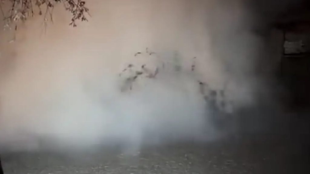 ¡Sorprendente! Brota un géiser en el patio de una vivienda en México