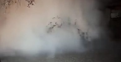 ¡Sorprendente! Brota un géiser en el patio de una vivienda en México