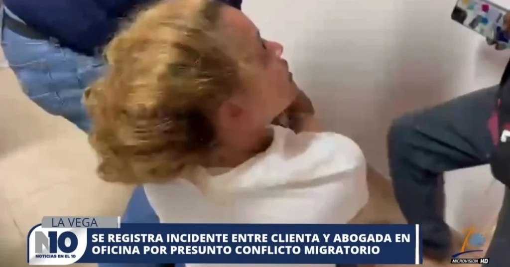 Clienta arremete contra abogada por disputa en la Vega