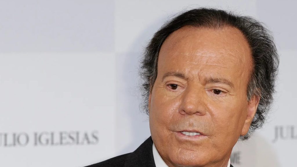 Julio Iglesias se querellará contra medio tras no retractarse sobre denuncia de exempleadas