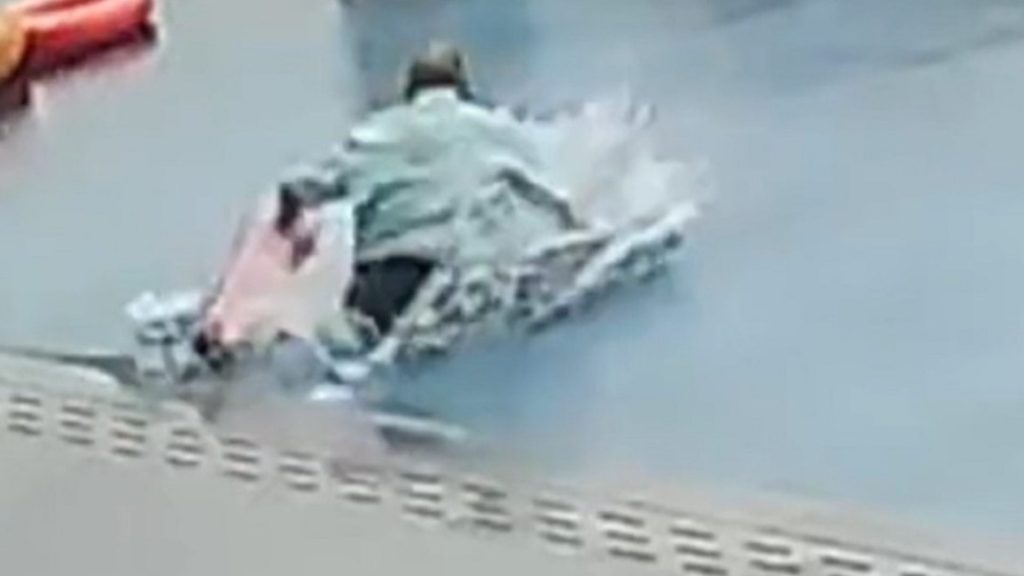 Empleado de hotel confunde piscina con charco y cae con maletas en China