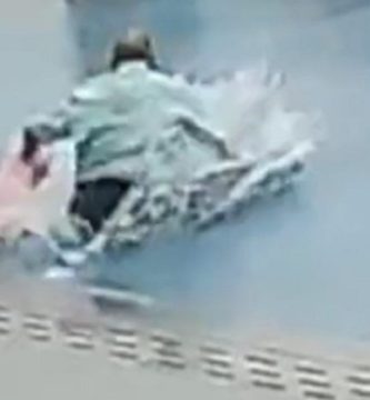 Empleado de hotel confunde piscina con charco y cae con maletas en China