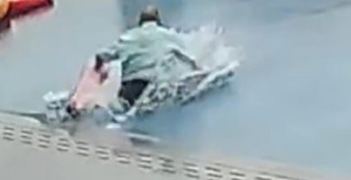 Empleado de hotel confunde piscina con charco y cae con maletas en China