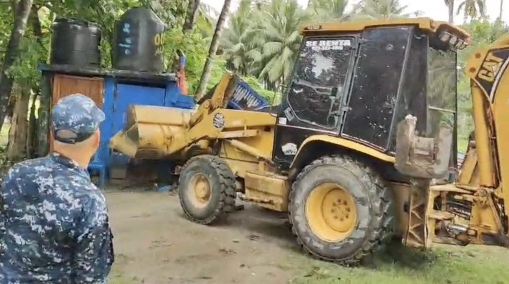 Denuncian como arbitrario desalojo de casetas en Playa Rogelio, Espaillat
