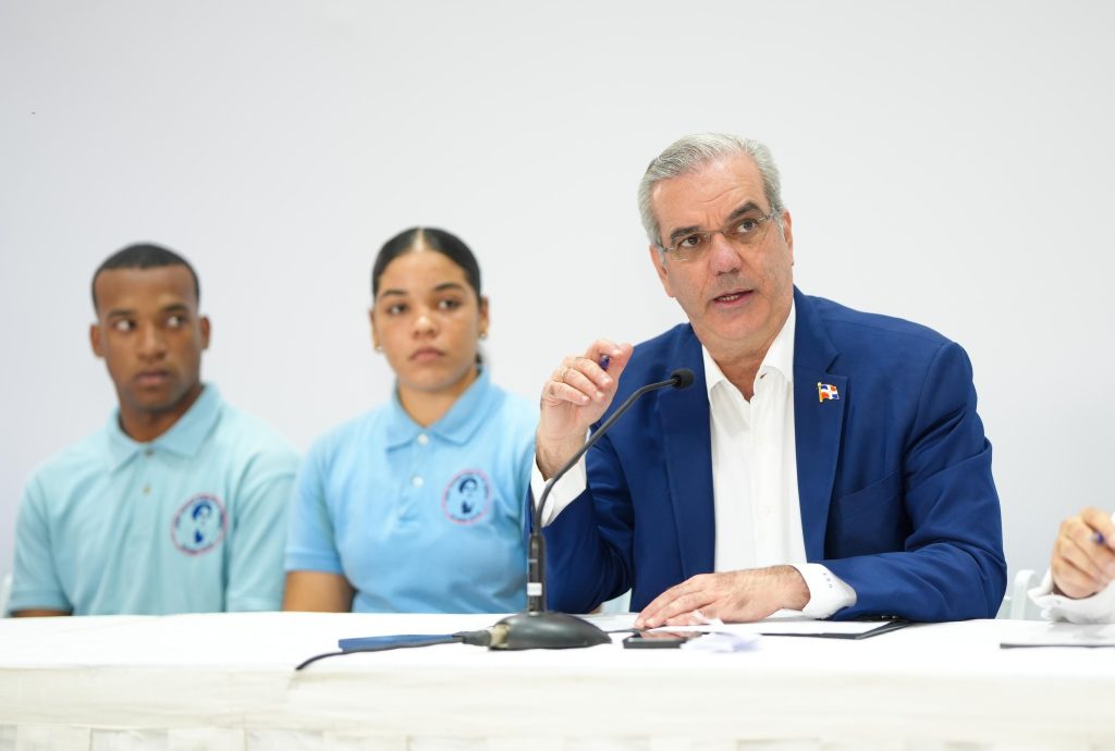 Abinader llama a estudiantes a prepararse en inglés y carreras técnicas de alta demanda