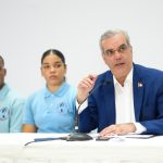 Abinader llama a estudiantes a prepararse en inglés y carreras técnicas de alta demanda