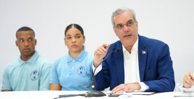 Abinader llama a estudiantes a prepararse en inglés y carreras técnicas de alta demanda