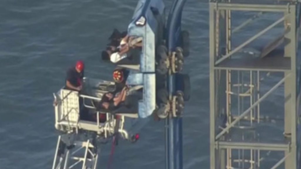 VIDEO: Rescatan ocho personas atrapadas en una montaña rusa en Texas