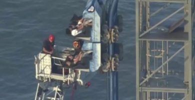 VIDEO: Rescatan ocho personas atrapadas en una montaña rusa en Texas