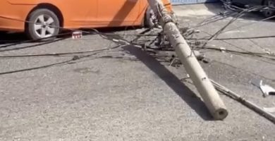 Cae poste eléctrico sobre carro tras camión de basura arrastrar cables en SDO