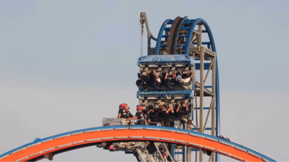 Quedan varados ocho estudiantes en montaña rusa y son rescatados ilesos en operativo