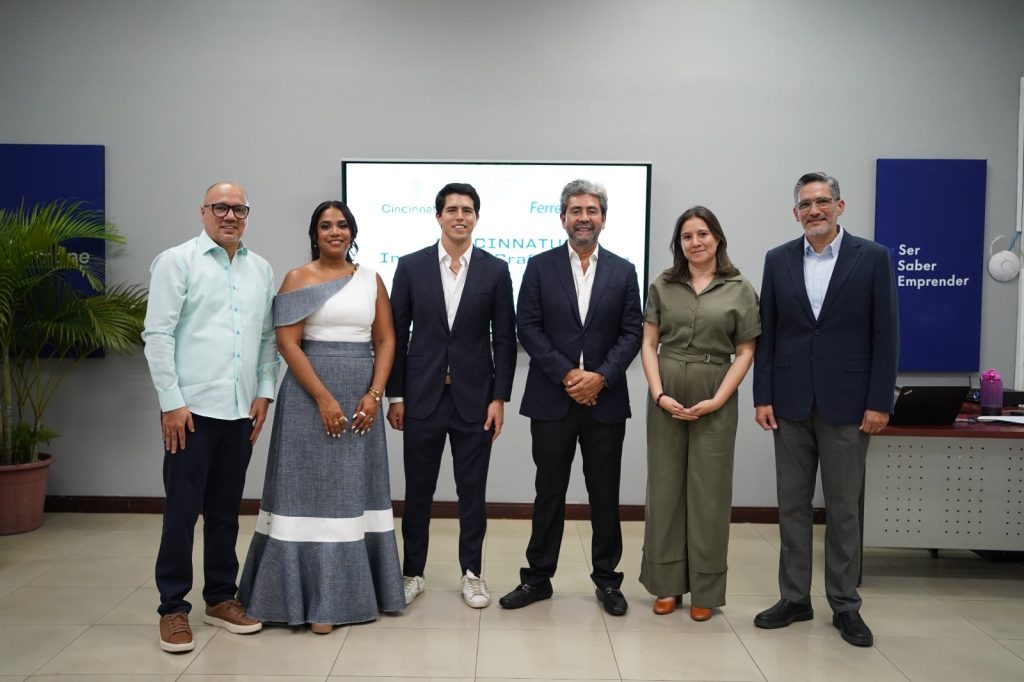 Fundación de RD instala su modelo de educación tecnológica en Ecuador