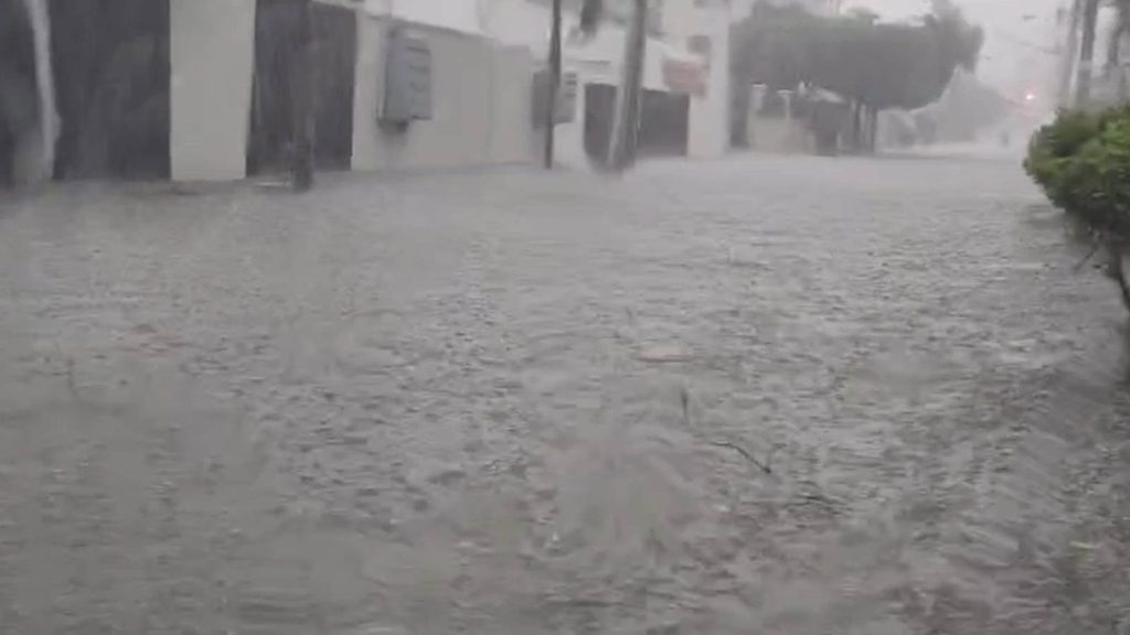 VIDEO: Lluvias provocan inundaciones en Santiago Rodríguez: Indomet prevé disminución gradual de aguaceros