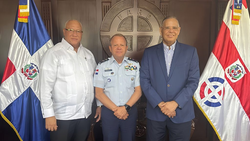 Gómez Díaz visita al comandante general de la Fuerza Aérea de República Dominicana