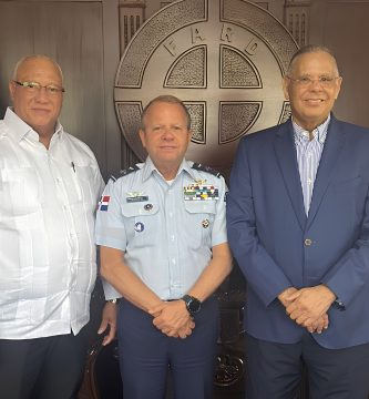 Gómez Díaz visita al comandante general de la Fuerza Aérea de República Dominicana