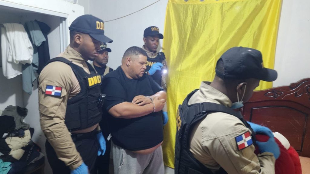 Cae presunto distribuidor con sustancias ilícitas y dinero durante operativo en Sabana Grande de Boyá