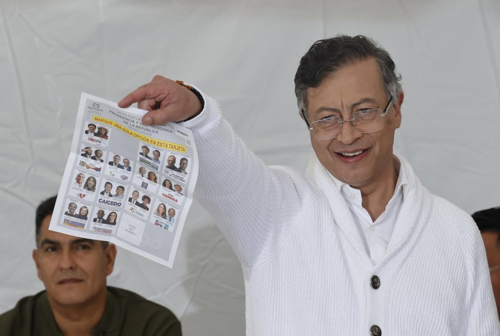 Gustavo Petro ejerce derecho al voto y escoge a su sucesor