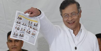 Gustavo Petro ejerce derecho al voto y escoge a su sucesor