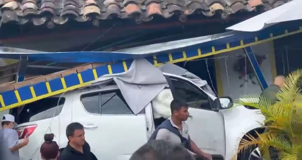 VIDEO: Un muerto y dos heridos tras choque contra fonda durante jornada electoral en Colombia
