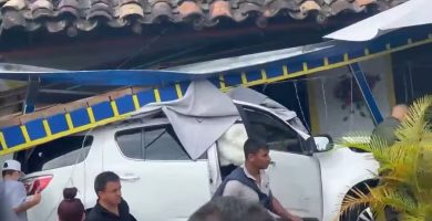 VIDEO: Un muerto y dos heridos tras choque contra fonda durante jornada electoral en Colombia