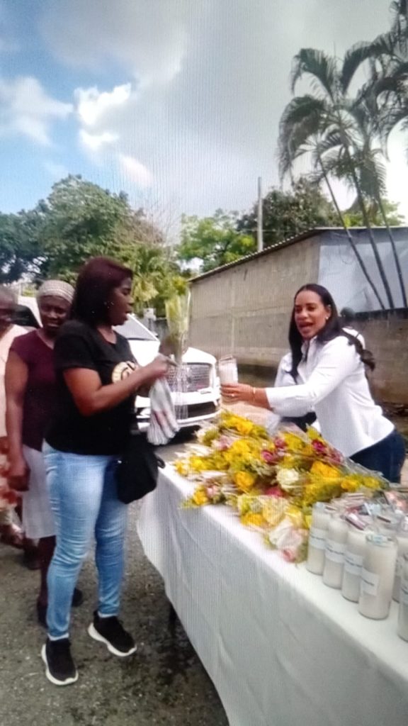 VIDEO: Alcaldesa Betty Gerónimo recorre cementerios y entrega flores y velones por el Día de las Madres
