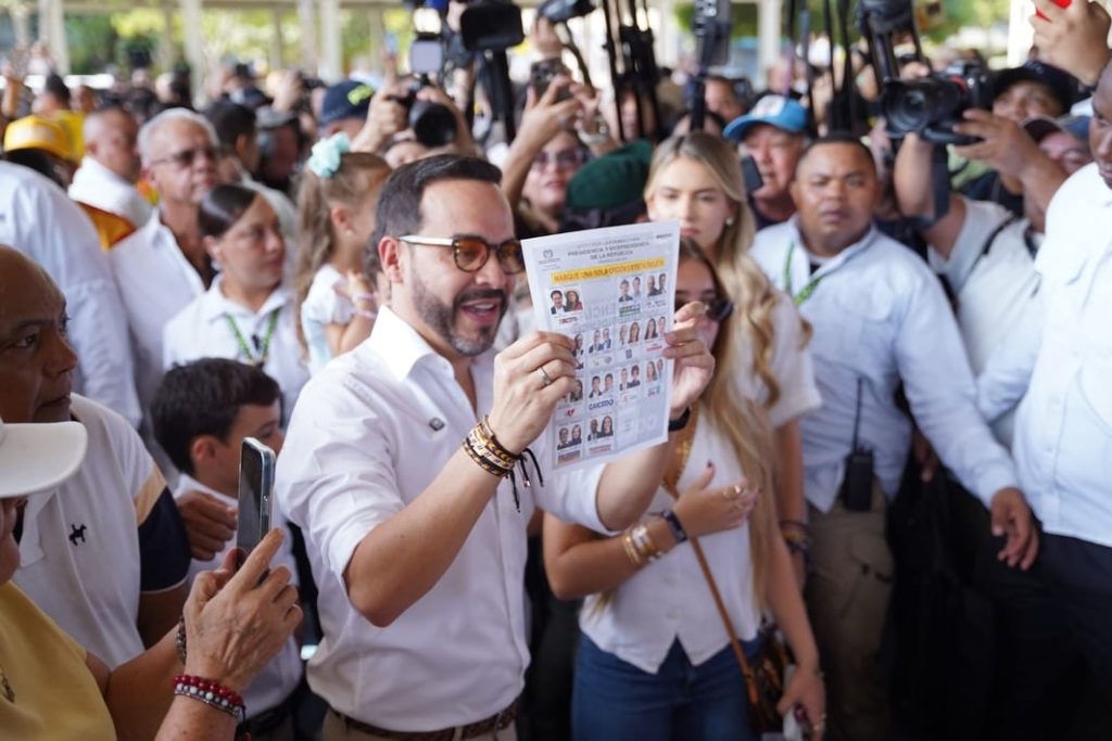 VIDEO:Candidato presidencia Abelardo De la Espriella vota en Barranquilla entre aplausos y fuerte dispositivo de seguridad