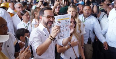 VIDEO:Candidato presidencia Abelardo De la Espriella vota en Barranquilla entre aplausos y fuerte dispositivo de seguridad