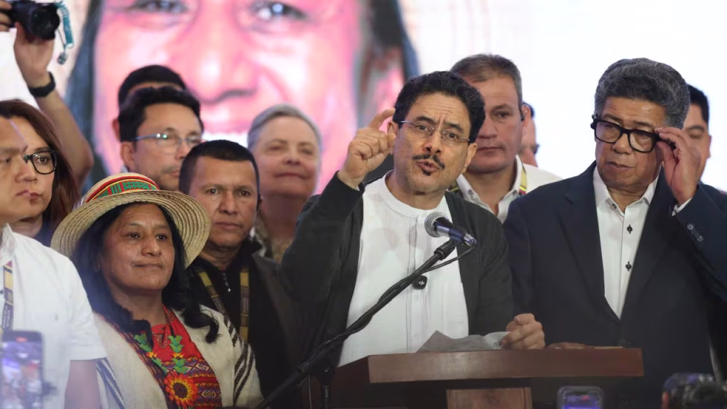 VIDEO: Candidato presidencial Iván Cepeda denuncia desfase de 800 mil personas y reporta mesas con votaciones atípicas