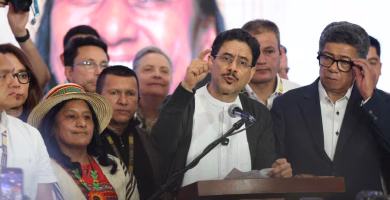 VIDEO: Candidato presidencial Iván Cepeda denuncia desfase de 800 mil personas y reporta mesas con votaciones atípicas