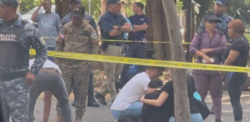 Imagen del lugar de los hechos, donde parte de su familia y gente del alrededor está en shock al ver la escena.