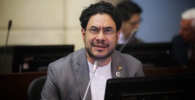 Cepeda pide a su campaña no utilizar la camiseta de la Selección ni símbolos patrios con fines electorales