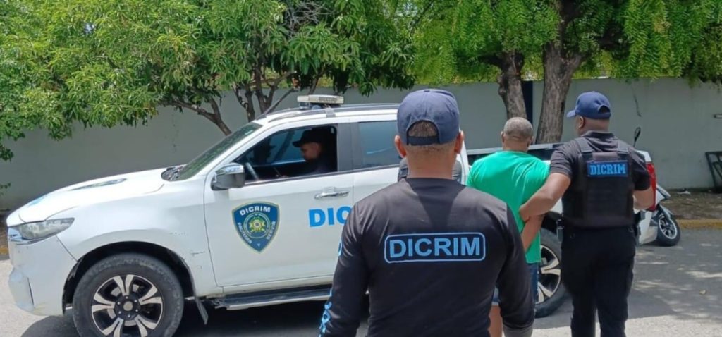 VIDEO: Se entrega hombre acusado de matar a su yerno de una puñalada tras discusión en Barahona