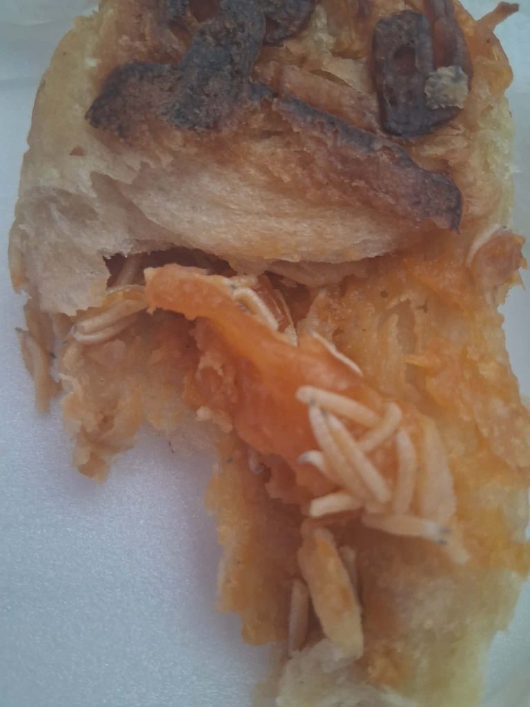 VIDEO:Cierran panadería en Dajabón tras denuncias por presencia de gusanos en panes
