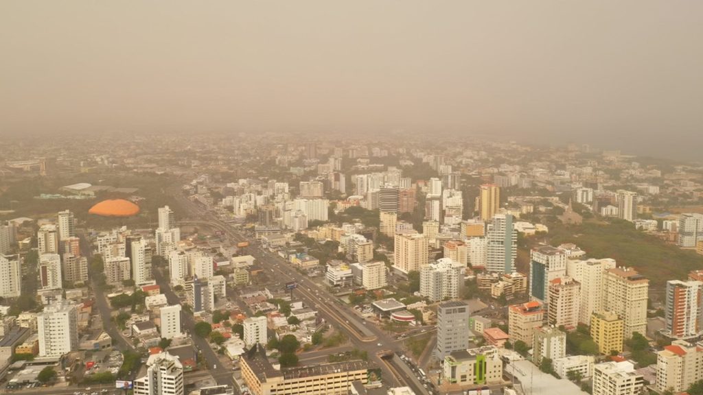 VIDEO: Ciudadanos ahogados en altas temperaturas provocadas por el polvo del Sáhara