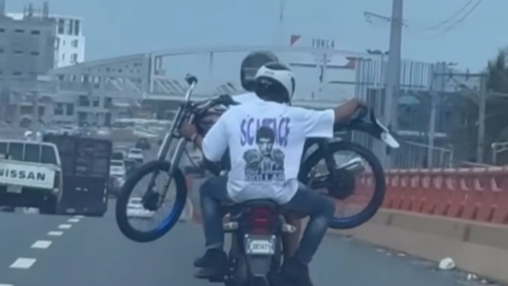 Transporte inusual: graban motocicleta encima de otra en elevado de la Kennedy