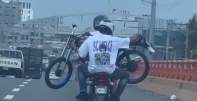 Transporte inusual: graban motocicleta encima de otra en elevado de la Kennedy